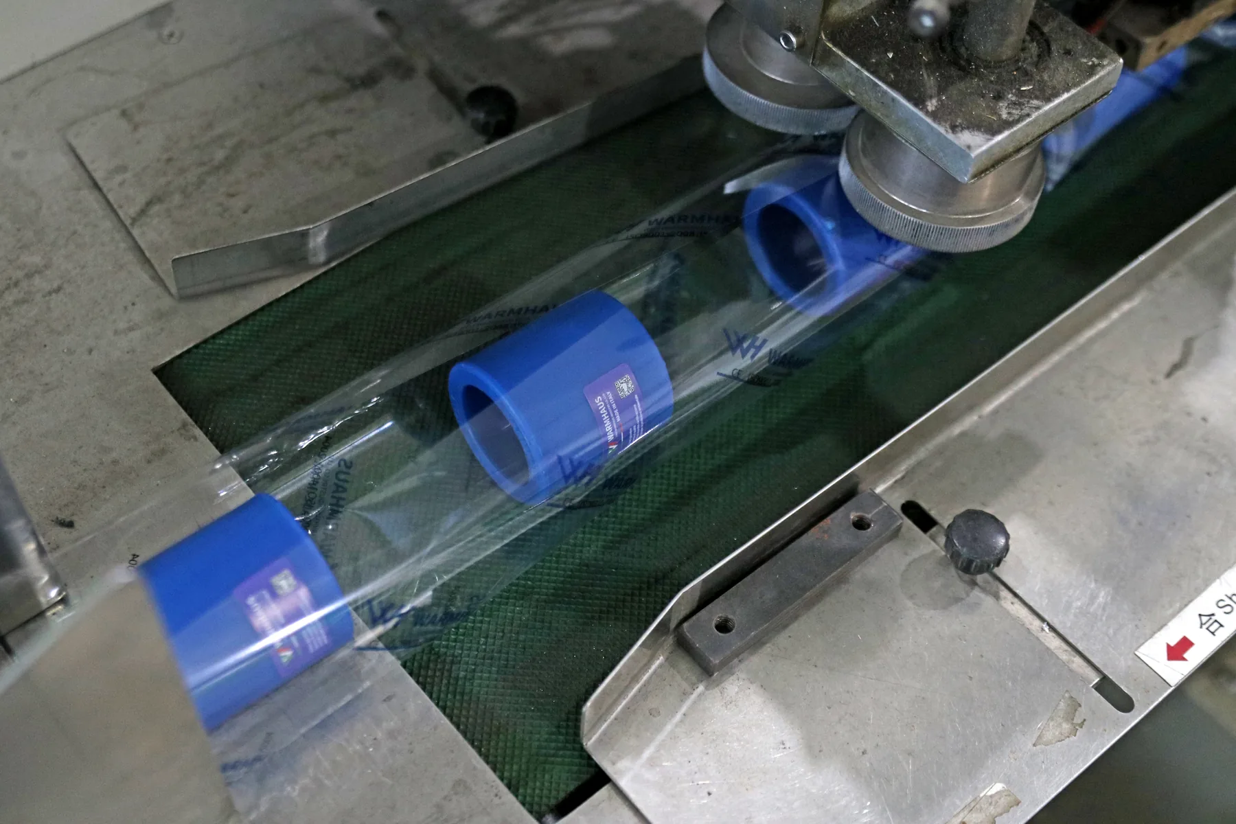 Blue WARMHAUS PPR pipe leaving the extrusion line at the Italian plant